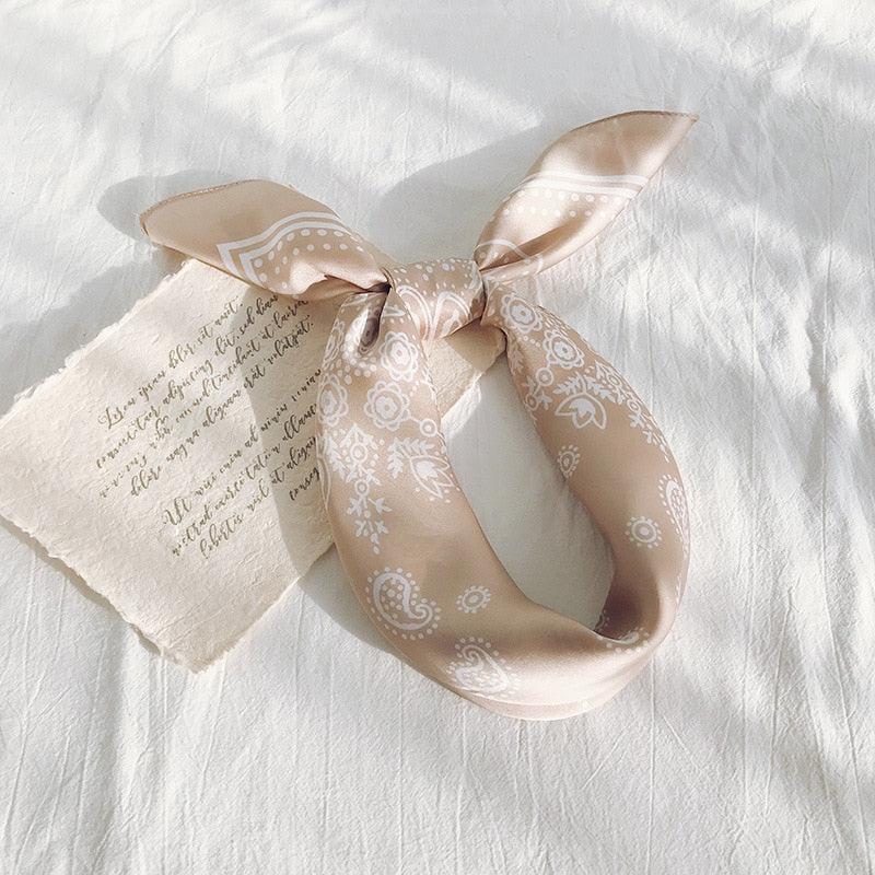 un pañuelo de paisley satinado de vaquera con detalles blancos que es perfecto para una estética etérea y una nota escrita a mano