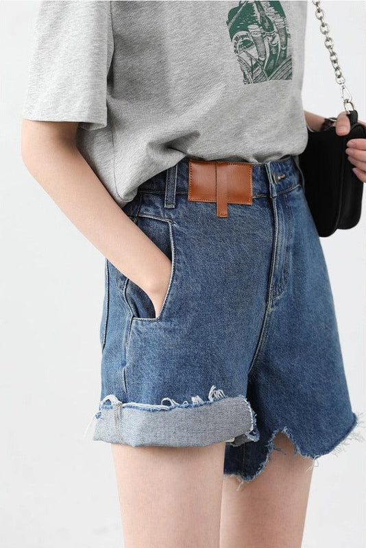 une fille porte un short en jean déchiré