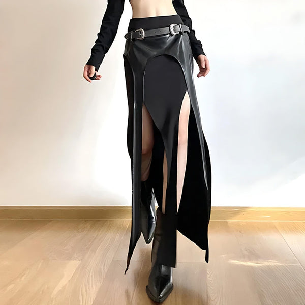 une fille porte une jupe maxi gothique fendue double et des chaussures noires ainsi qu'une ceinture en similicuir noir, elle porte aussi un crop top à manches longues noir