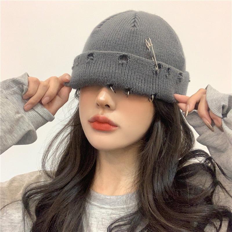 해스프가 달린 회색 그런지 비니를 쓴 소녀