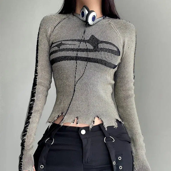 una chica lleva puesto un Top Grunge de Manga Larga Desgastado