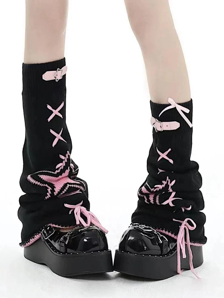 una chica de estética egirl lleva unos calentadores de piernas con cinturón y cordones góticos pastel que son de color rosa y también lleva zapatos negros