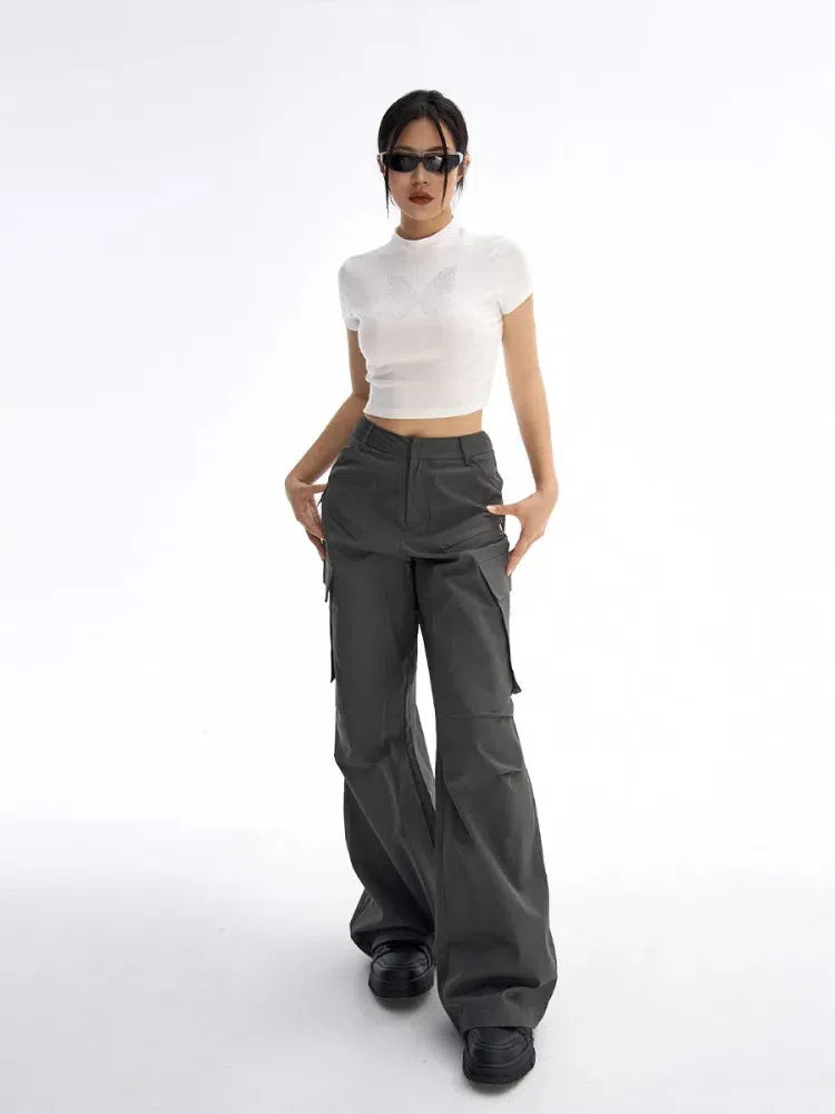 Una chica lleva unos pantalones cargo deportivos de estilo urbano.