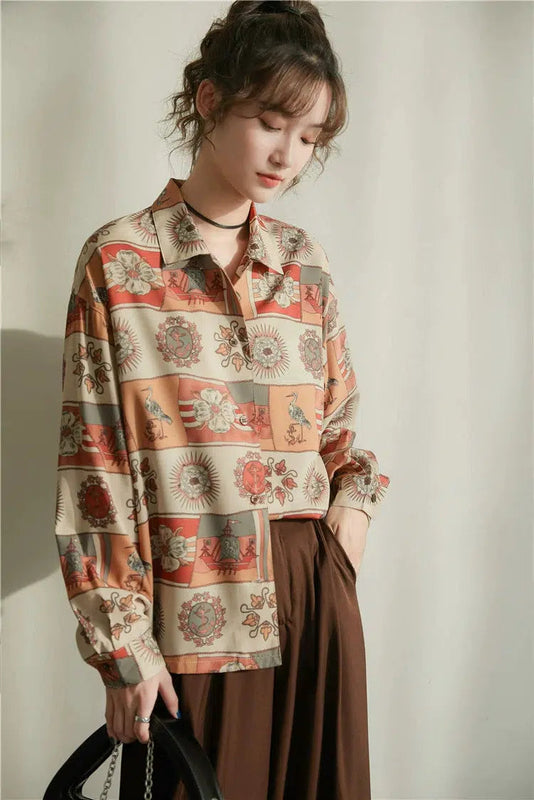 une fille porte une robe maxi fleurie vintage marron, une chemise grandmacore à motifs vintage et un pantalon marron