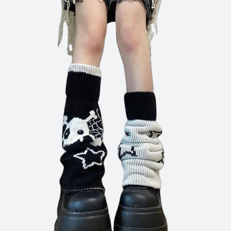 Una chica lleva unos calentadores de piernas reversibles emo góticos en blanco y negro.